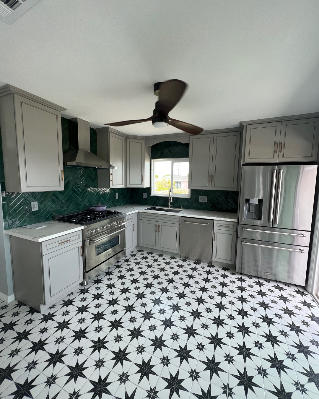 kitchen-renovation-herringbone-backsplash-geometric-star-floor-tile